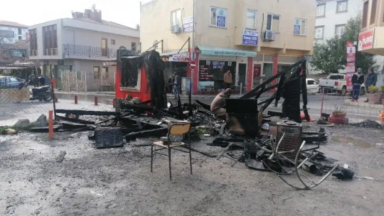 Otopark içinde yanan konteyner küle döndü