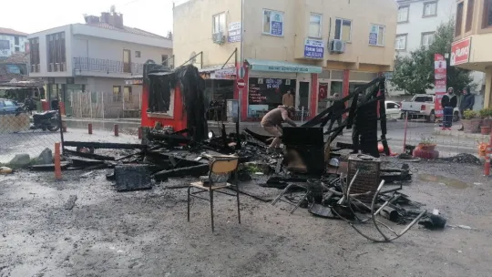 Otopark içinde yanan konteyner küle döndü