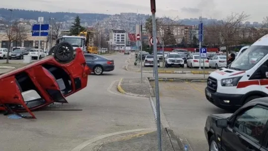 Otoparkta kazaya karışan otomobil takla attı