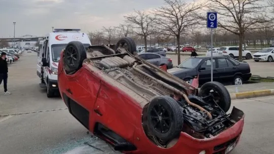 Otoparkta kazaya karışan otomobil takla attı