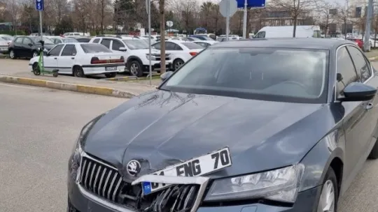 Otoparkta kazaya karışan otomobil takla attı