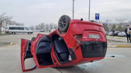 Otomobilin takla atma anı kamerada