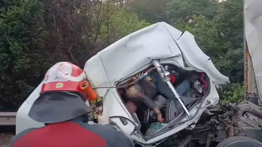 Kağıt gibi ezilen kamyonun kupasında sıkışarak hayatını kaybetti