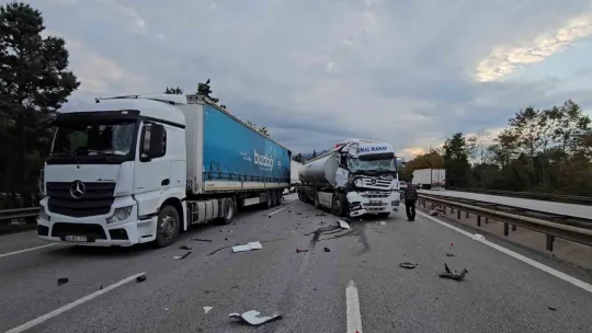 Otoyolda kaza: Hurdaya dönen tırdan burnu bile kanamadan çıktı