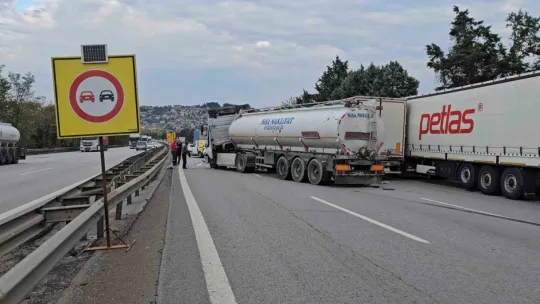 Otoyolda kaza: Hurdaya dönen tırdan burnu bile kanamadan çıktı