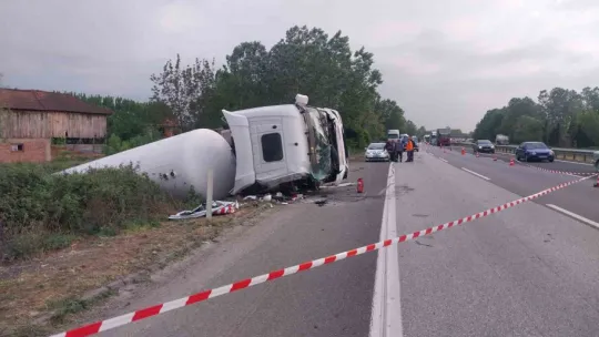 Otoyolda LPG yüklü tanker ile tır çarpıştı: 1 yaralı