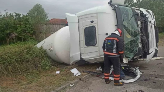 Otoyolda LPG yüklü tanker ile tır çarpıştı: 1 yaralı