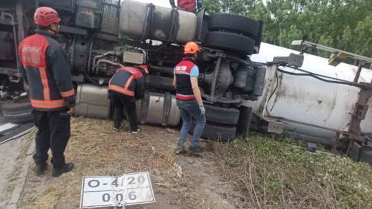 Otoyolda LPG yüklü tanker ile tır çarpıştı: 1 yaralı