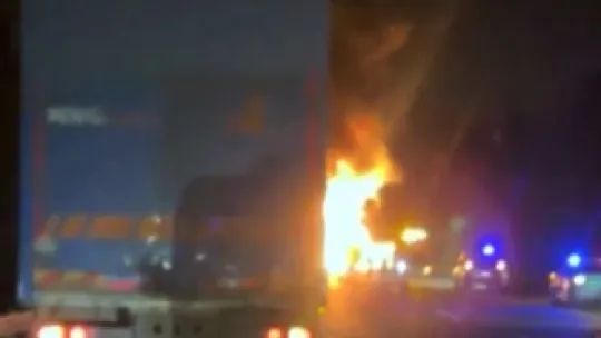 Otoyolda tır alev topuna döndü