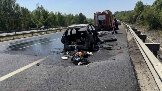 Otomobil alev alev yandı, geriye demir yığınları kaldı