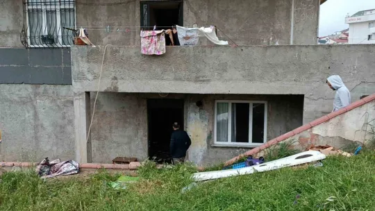 Oy kullanmak için evde tek bırakılan çocuk yangın çıkardı