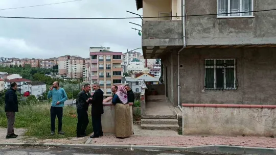 Oy kullanmak için evde tek bırakılan çocuk yangın çıkardı