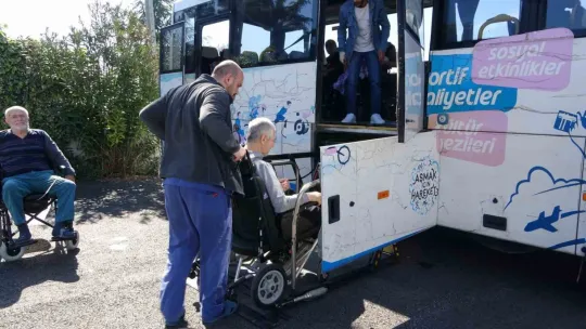 Oy kullanmaya Engelsiz Taksi ile gittiler