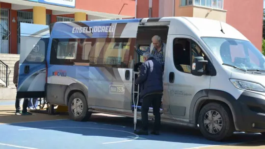 Oy kullanmaya Engelsiz Taksi ile gittiler