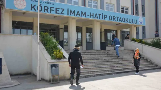 Oy kullanmaya atıyla geldi