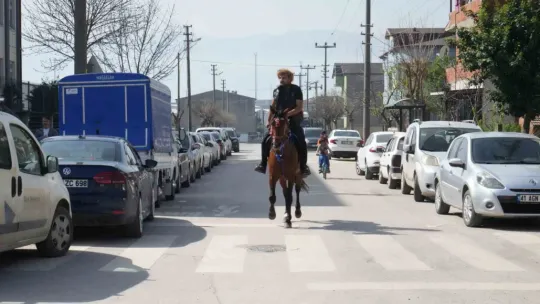 Oy kullanmaya atıyla geldi