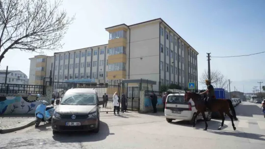 Oy kullanmaya atıyla geldi