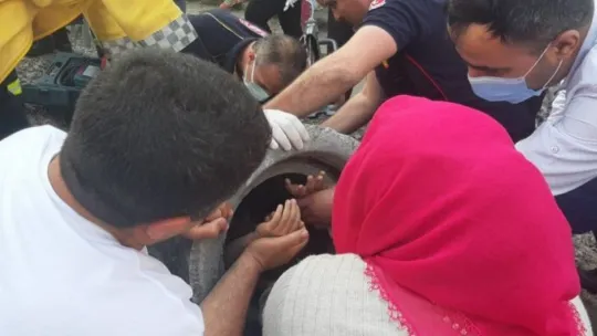 Oyun oynarken kanalizasyon borusuna sıkıştı