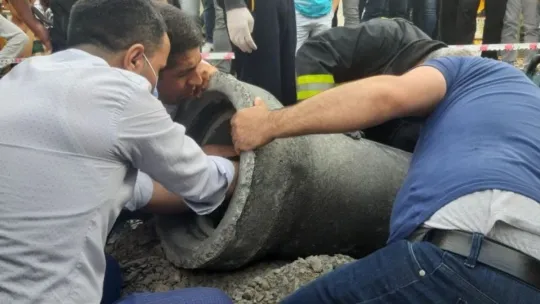 Oyun oynarken kanalizasyon borusuna sıkıştı