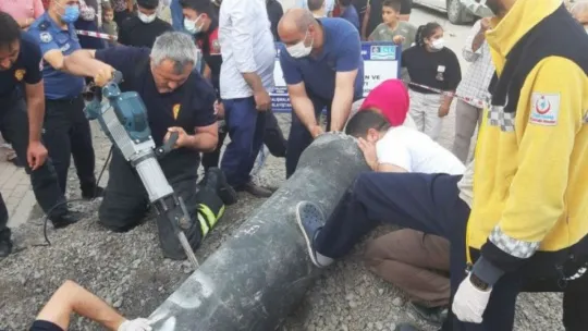 Oyun oynarken kanalizasyon borusuna sıkıştı