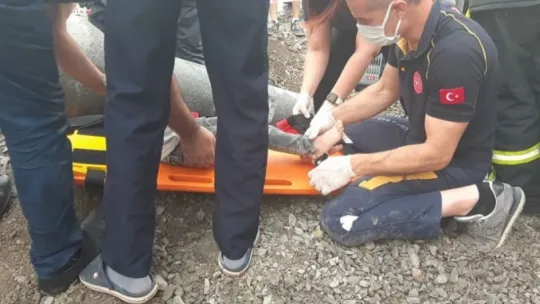 Oyun oynarken kanalizasyon borusuna sıkıştı