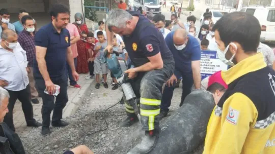 Oyun oynarken kanalizasyon borusuna sıkıştı