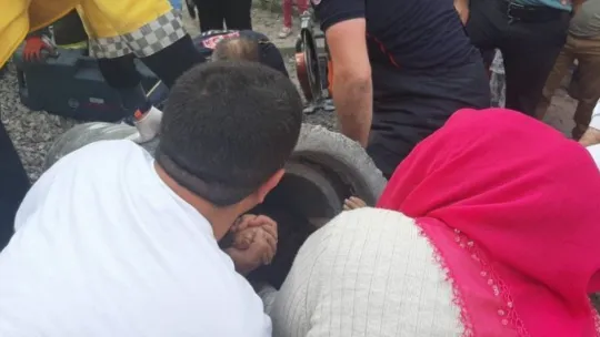 Oyun oynarken kanalizasyon borusuna sıkıştı
