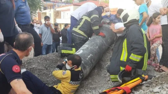 Oyun oynarken kanalizasyon borusuna sıkıştı