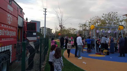 Oyun parkında salıncakta sıkışıp kaldı