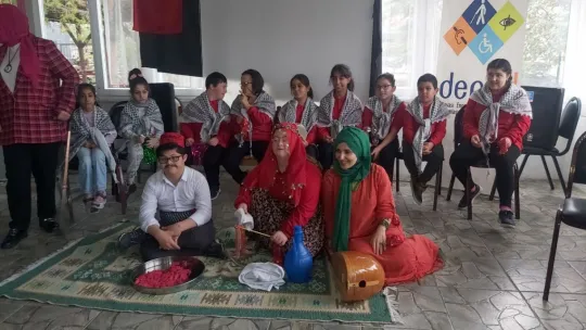 Özel çocuklar sıra gecesi yapıp gönüllerince eğlendi