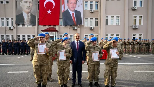 Özel gereksinimli gençler bir günlüğüne asker oldu