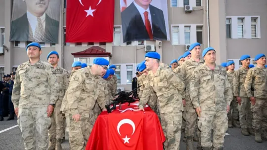 Özel gereksinimli gençler bir günlüğüne asker oldu