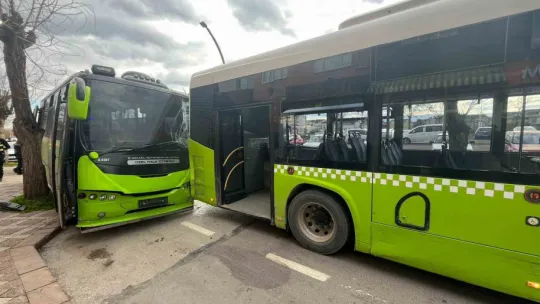 Özel halk otobüsü ile belediye otobüsü çarpıştı: Yaralılar var
