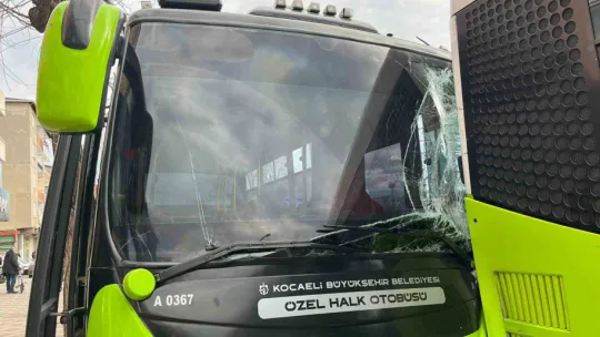 Özel halk otobüsü ile belediye otobüsü çarpıştı: Yaralılar var