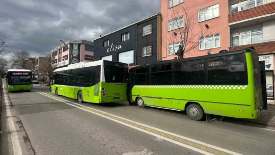 Özel halk otobüsü ile belediye otobüsü çarpıştı: Yaralılar var