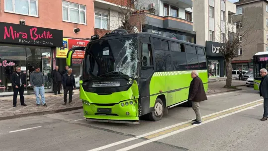 Özel halk otobüsü ile belediye otobüsü çarpıştı: Yaralılar var