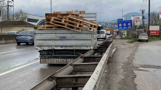 Özel halk otobüsü palet yüklü kamyonetle çarpıştı: 3 yaralı