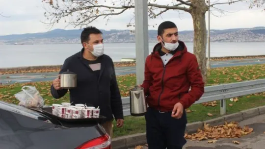 Özel halk otobüsü şoföründen polislere çay ve kek ikramı