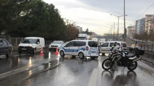 Özel halk otobüsü şoföründen polislere çay ve kek ikramı