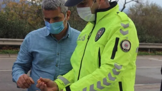 Özel halk otobüsü şoföründen polislere çay ve kek ikramı