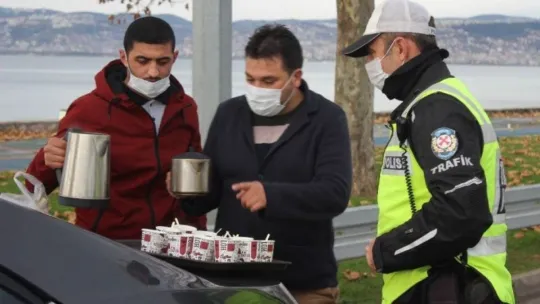 Özel halk otobüsü şoföründen polislere çay ve kek ikramı
