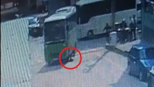 Özel halk otobüsü anne ve oğluna çarptı