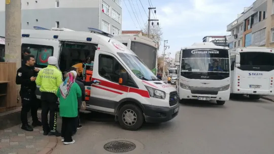Özel halk otobüsü anne ve oğluna çarptı