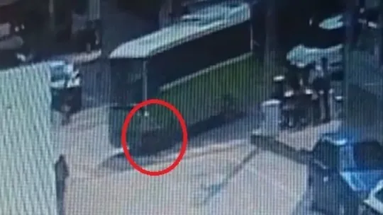 Özel halk otobüsü anne ve oğluna çarptı