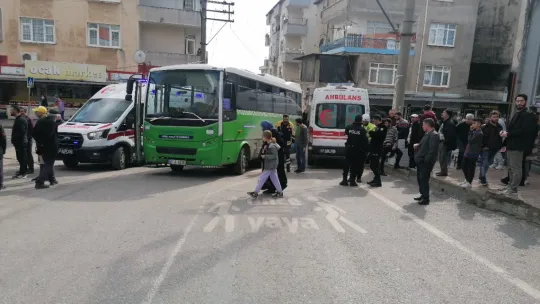 Özel halk otobüsü anne ve oğluna çarptı