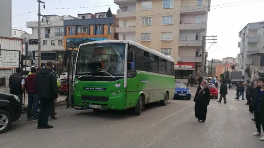 Özel halk otobüsü anne ve oğluna çarptı