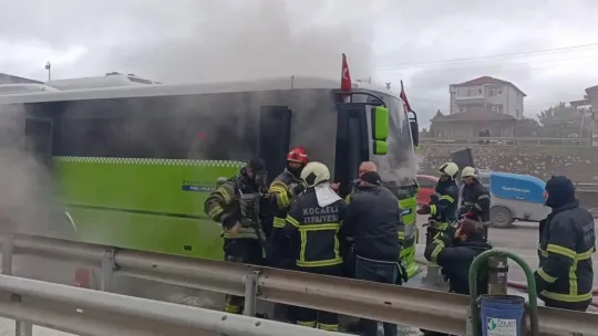 Özel halk otobüsünden yükselen dumanlar korkuya sebep oldu