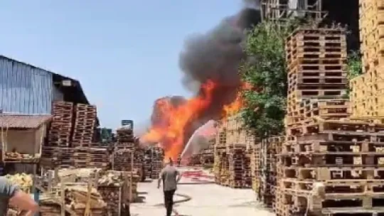 Palet fabrikası alev alev yanıyor