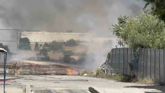 Palet fabrikasındaki yangına müdahale sürüyor
