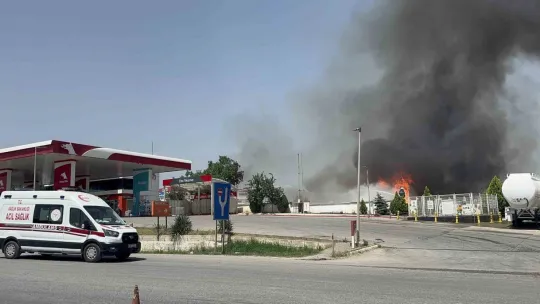 Palet fabrikasındaki yangına müdahale sürüyor